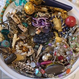 🍀M5 - Mixed Colors Craft Jewelry Lot - Assorted Beads and bits 775g